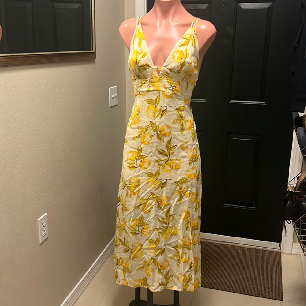 Sold: Urban Outfitters First Sight Plunging Midi Dress
SIZE M